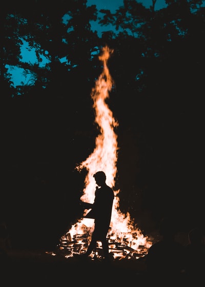人的轮廓在篝火面前
